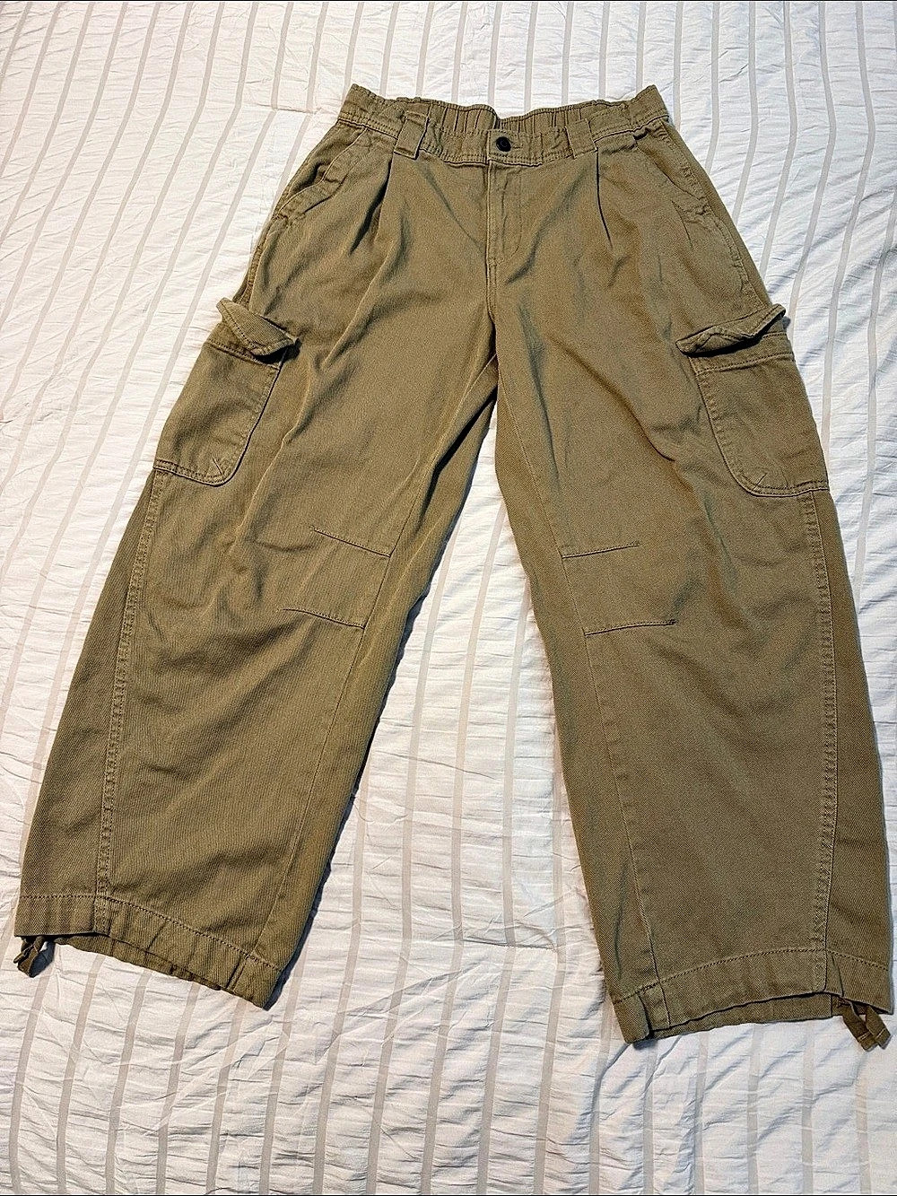 Old Navy Mid-Rise Barrel Leg Cargo Pants in Brown Women’s Medium